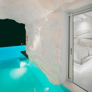 Dream Cave Suite Heated Private Pool & Lounge Area & Hot Tub